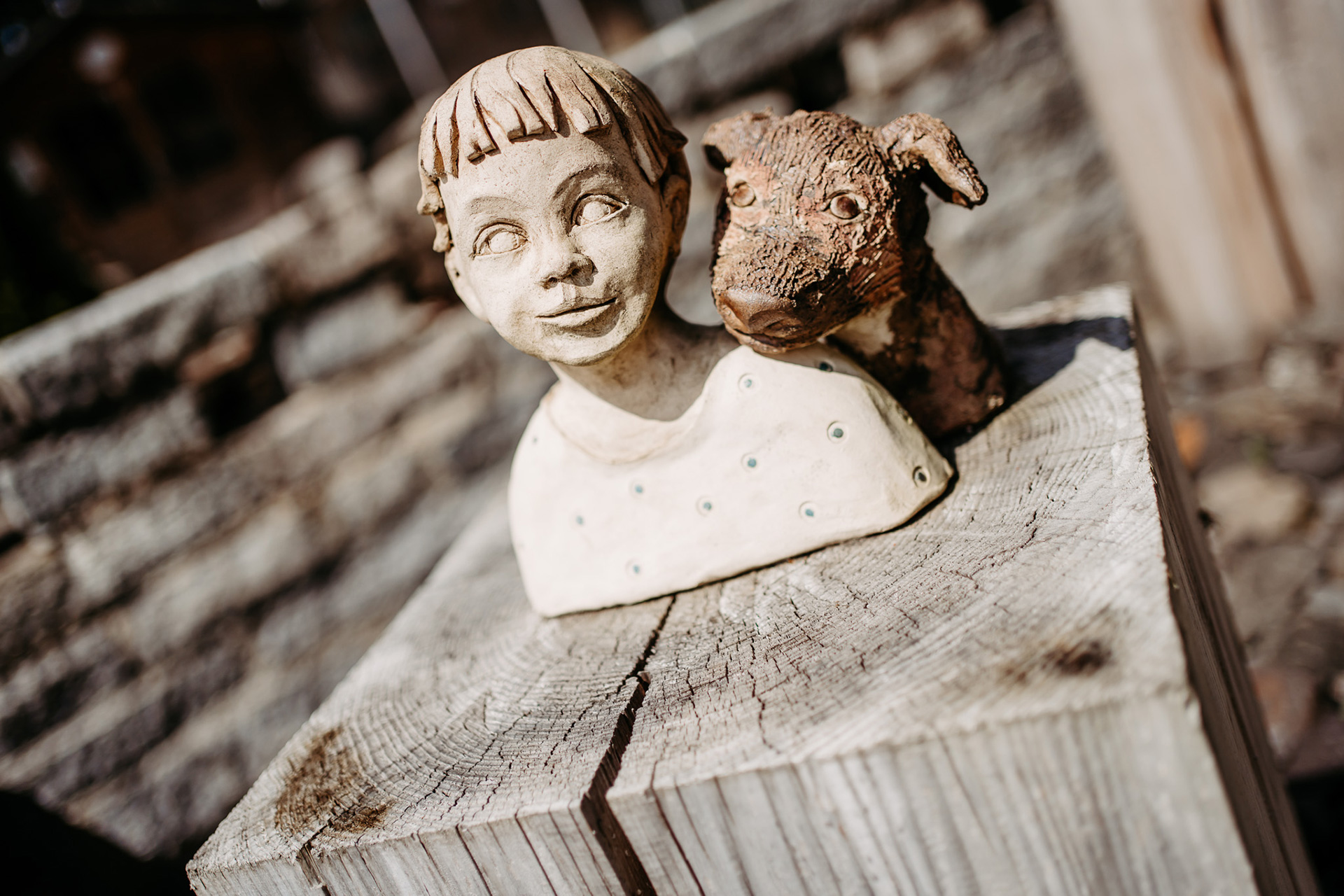 Steinstatue am Gelände