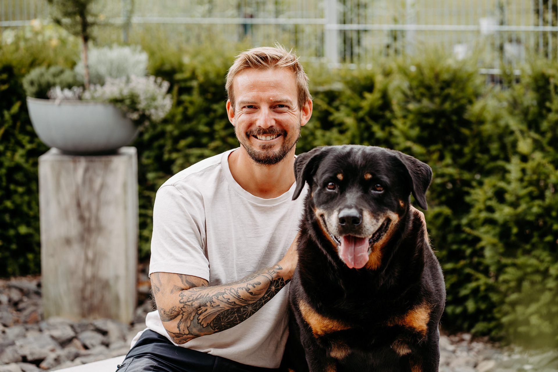 Max streichelt einen Hund