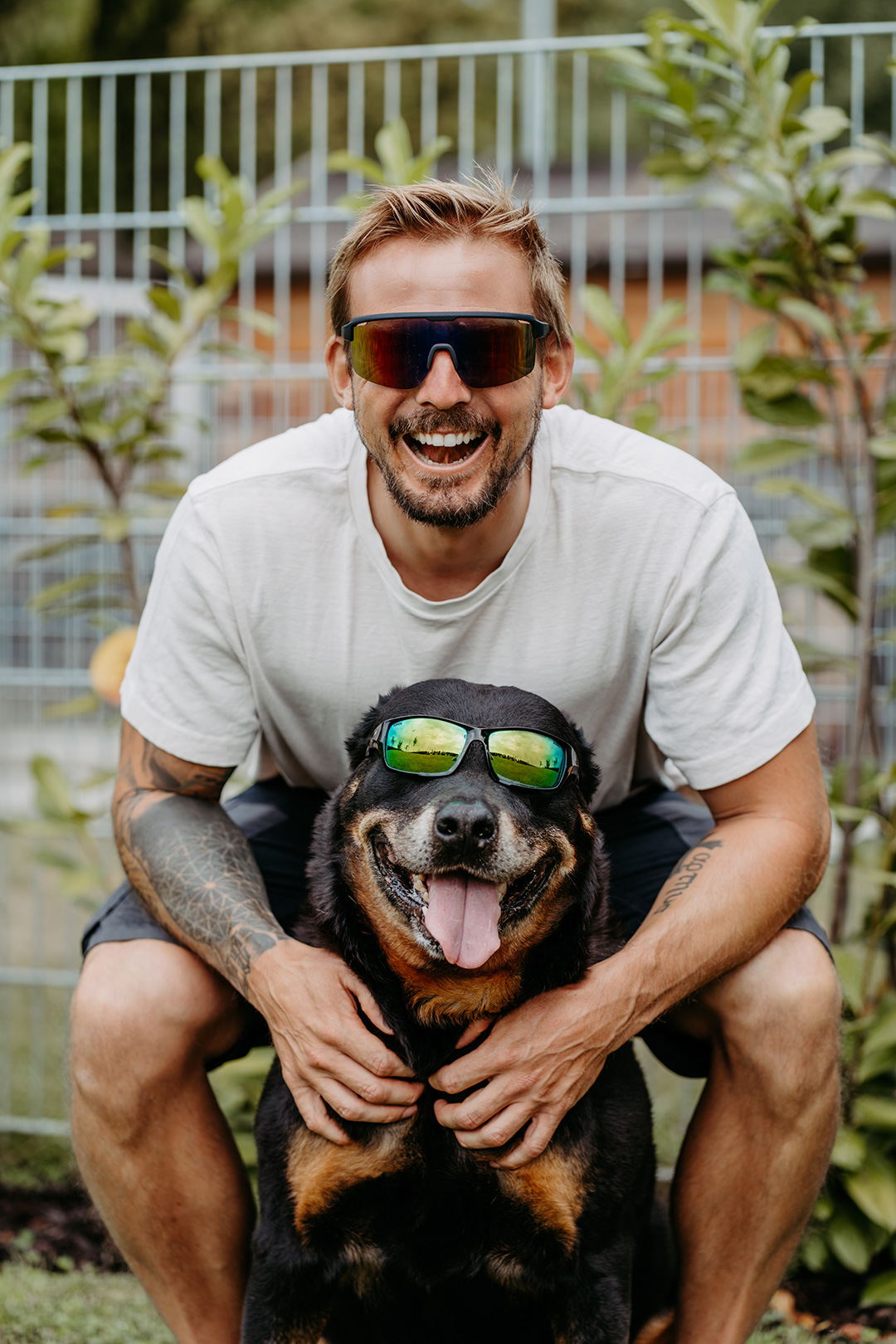 Max und Hund mit Sonnenbrille