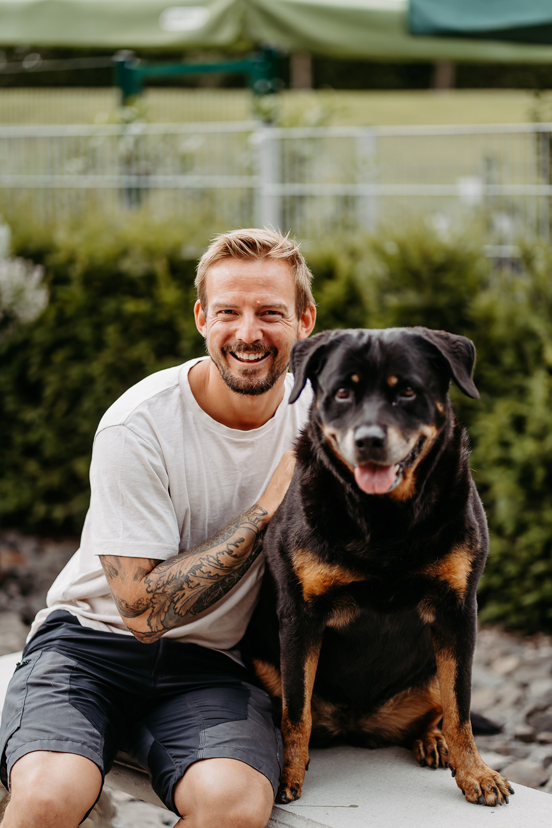 Max streichelt Hund